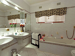 Strelitzia   Bathroom